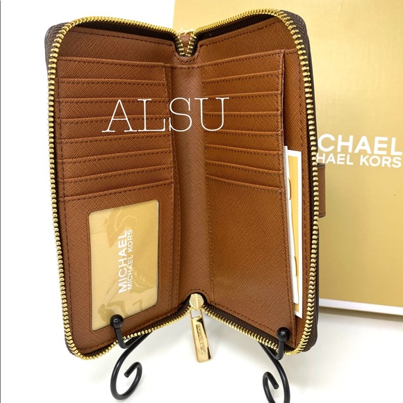 Michael Kors Medium Zip Phone Holder Brown Leather - Picture 9 of 9